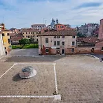 Dimora San Trovaso Stylish Four-bedroom House In Apartament