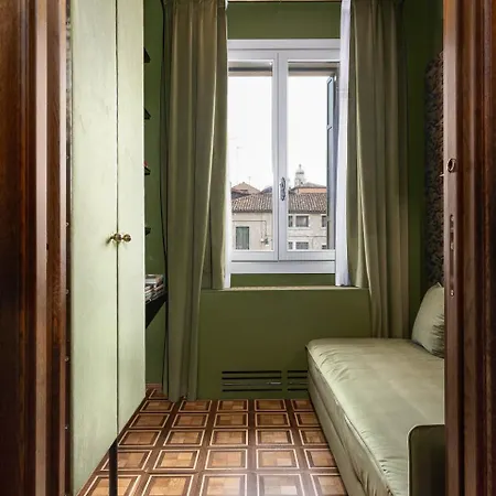 Dimora San Trovaso Enchanting Four-bedrooms Wenecja
