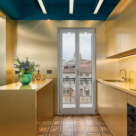 Dimora San Trovaso Stylish Four-bedroom House In Apartament Wenecja