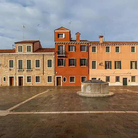Dimora San Trovaso Stylish Four-bedroom House In *