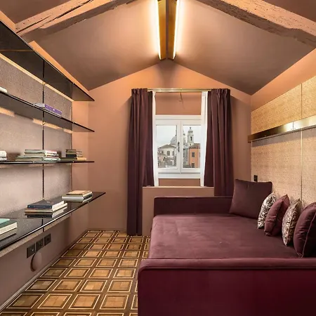 Dimora San Trovaso Stylish Four-bedroom House In * Wenecja