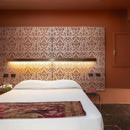Dimora San Trovaso Stylish Four-bedroom House In Wenecja