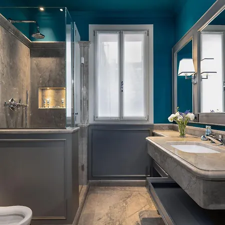 Dimora San Trovaso Stylish Four-bedroom House In